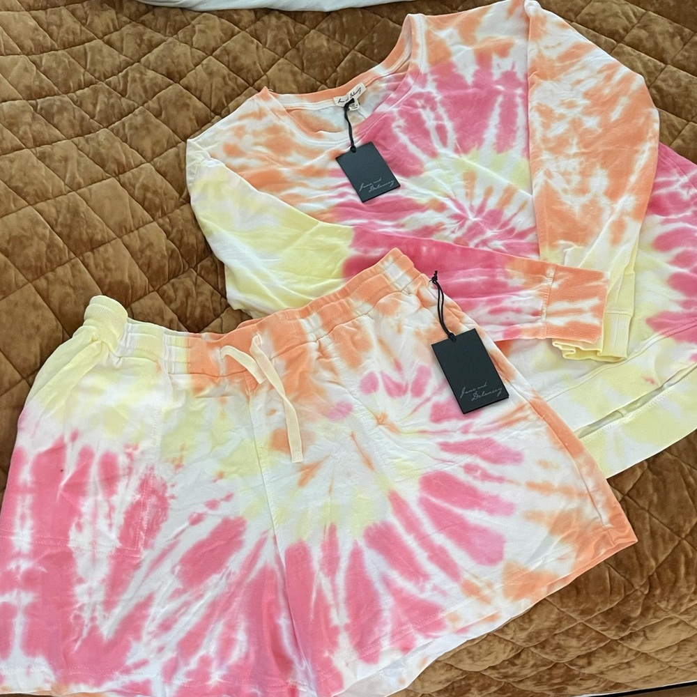 🌸Cute short/sweatshirt set NWT.Size  XL